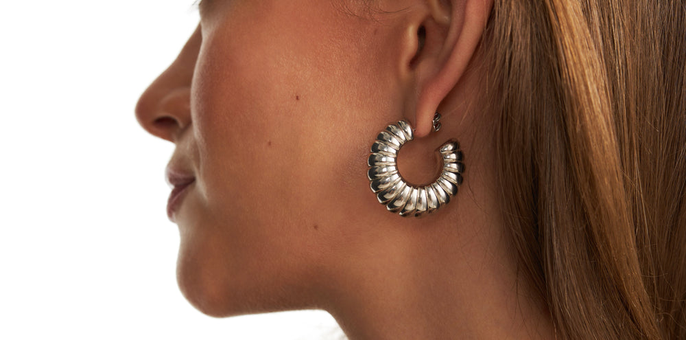 Bijoux pour une robe bleu marine – quels accessoires choisir ?