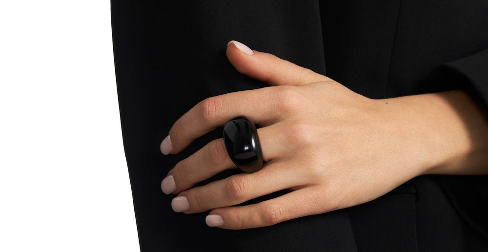 Bijoux pour une robe noire – comment mettre en valeur une tenue noire ?