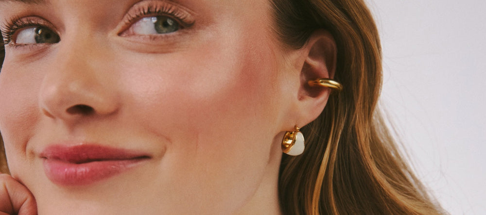 Quels bijoux porter avec une robe verte – en or, en argent ou peut-être autre chose ?