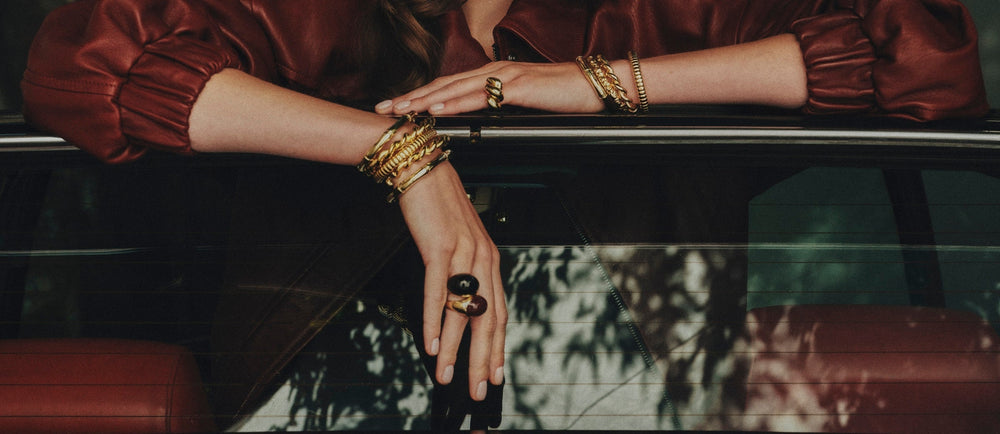 Quel cadeau choisir pour la Journée de la femme ? Un guide des bijoux pour chaque relation et chaque budget.