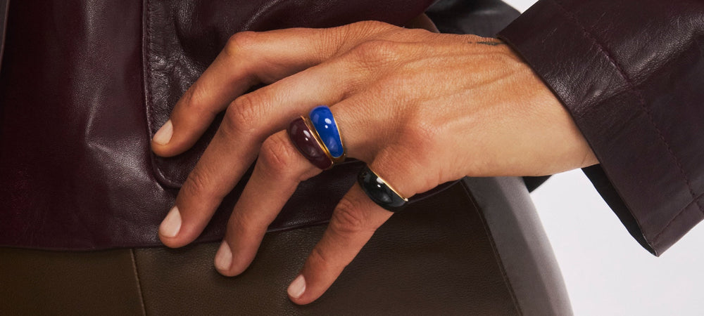La bague à l'auriculaire – symbole, histoire et retour contemporain de la bague à l'auriculaire