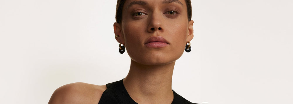 Boucles d’oreilles pour une robe noire – comment assortir les bijoux à sa tenue ?