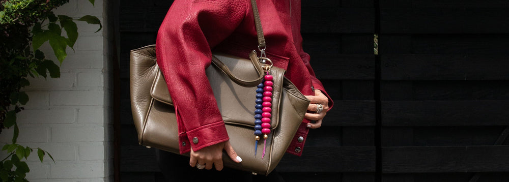 Bijoux de sac à main – quels accessoires, ajouts et décorations attacher à votre sac à main ?