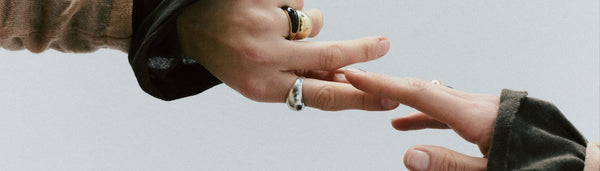 Pierścionki na kciuk - jak połączyć je z innymi pierścionkami?