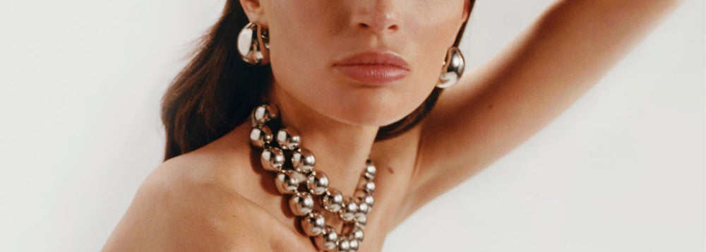 Boucles d’oreilles pour une robe de soirée – comment choisir les bijoux parfaits pour une soirée spéciale ?