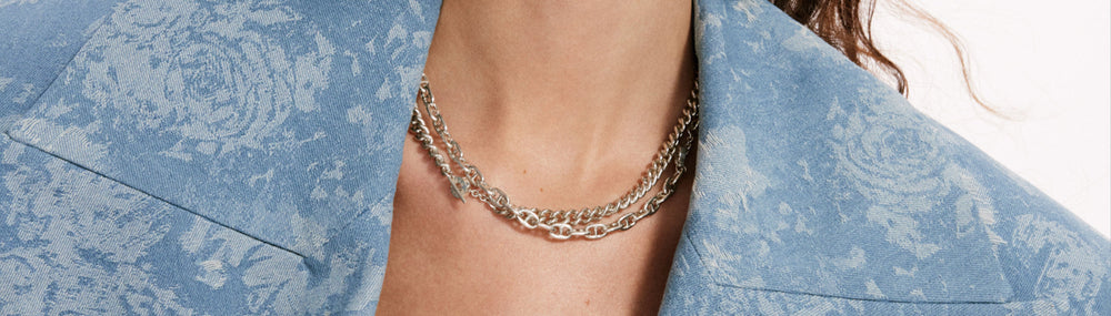 Minimalist jewelry – how to wear it to emphasize your style?