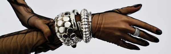 Jak nosić bransoletkę i zegarek? Nasze tipy stylizacyjne