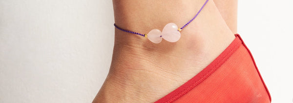 modelka nosząca sznurkową bransoletkę na nogę