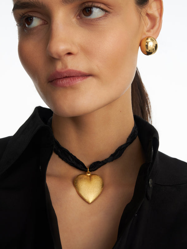 Czarny naszyjnik wstążka z pozłacanym, dużym sercem