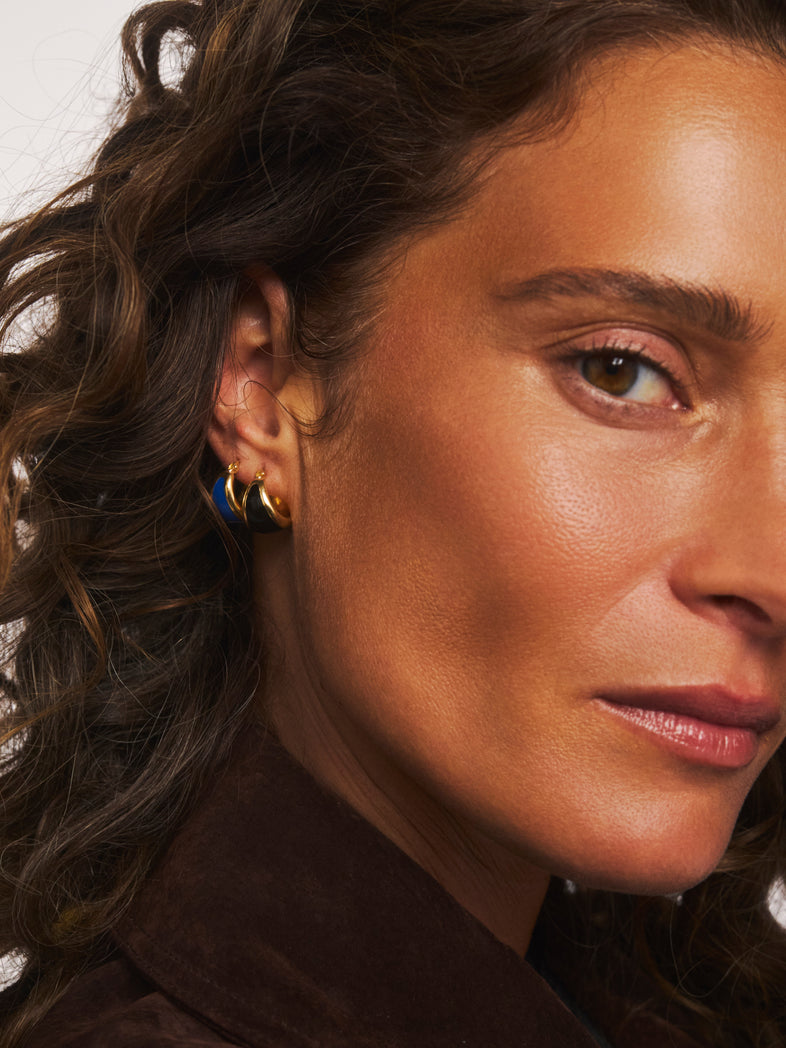  Small gold-plated earrings with navy blue enamel 3 