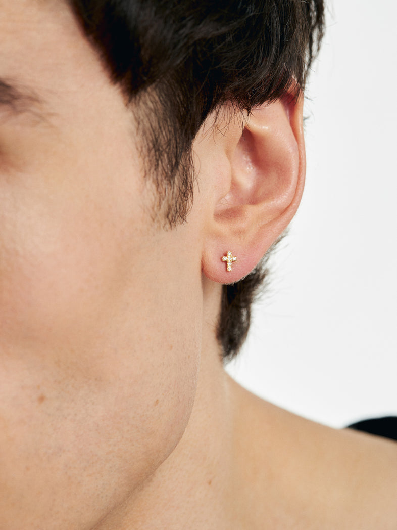  A single cross-shaped earring with six diamonds made of gold 3 