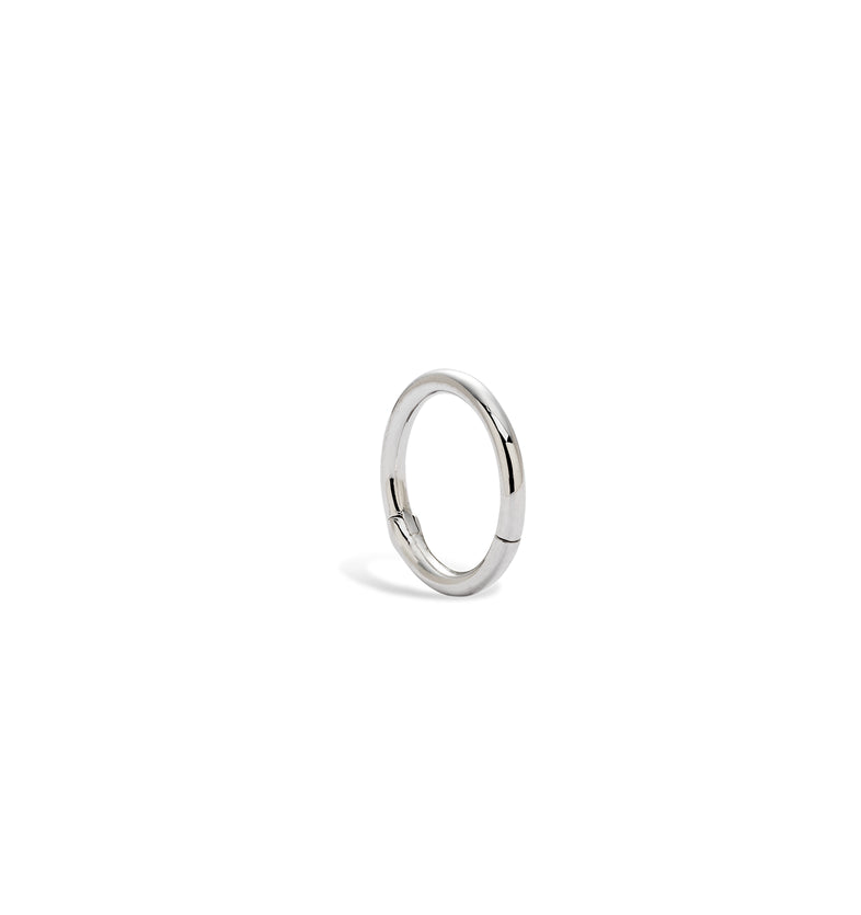  A single, small hoop earring made of white gold 