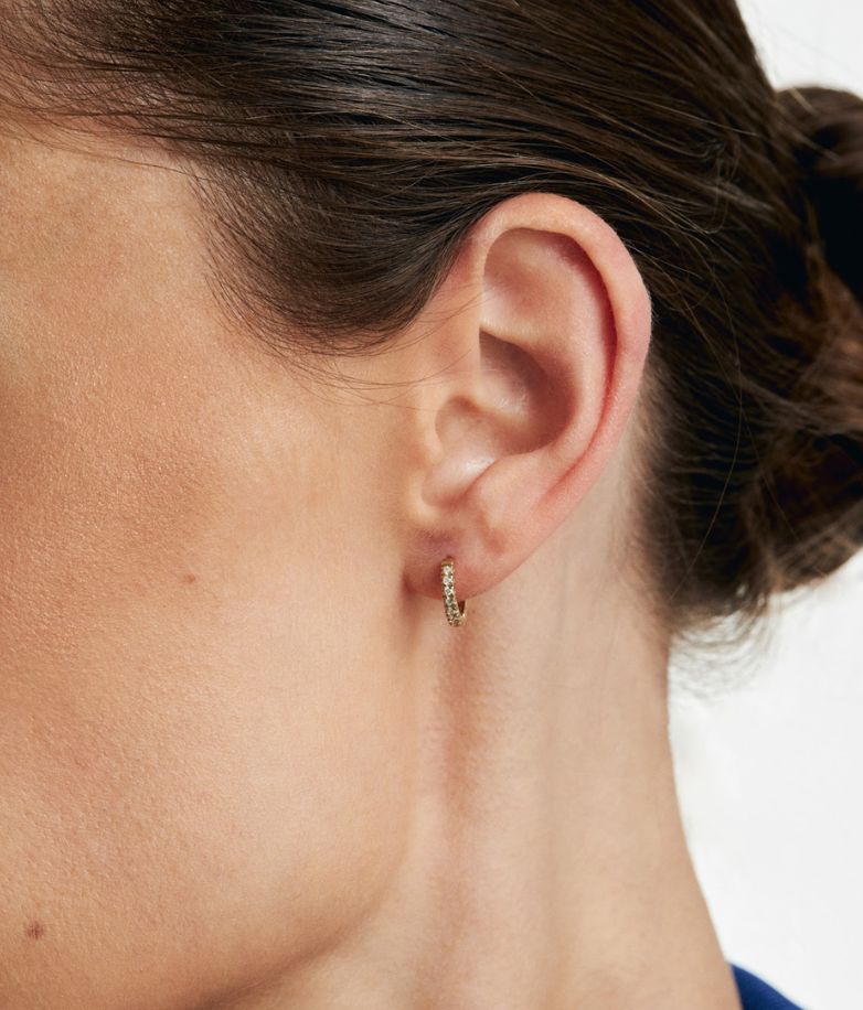  Single hoop earring made of gold with diamonds 