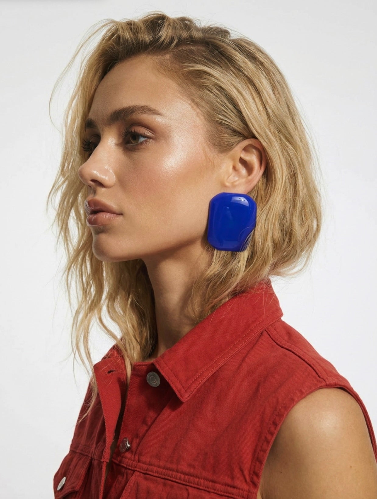 Grandes boucles d'oreilles carrées en résine cobalt 1
