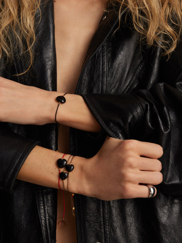 modelka w czarnej bransoletce na sznurku z sercem z serii Cherie