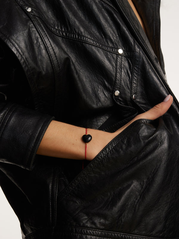 modelka w czerwonej bransoletce sznurkowej z serduszkiem