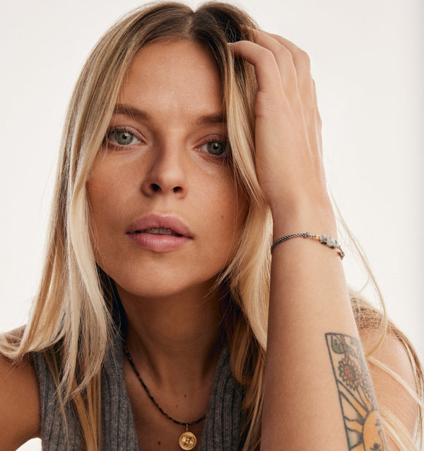 Delikatna bransoletka na sznurku w kolorze szarym