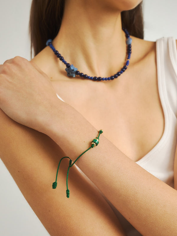 Ciemnozielona bransoletka na sznurku z malachitem i pozłacanymi detalami ze srebra 925