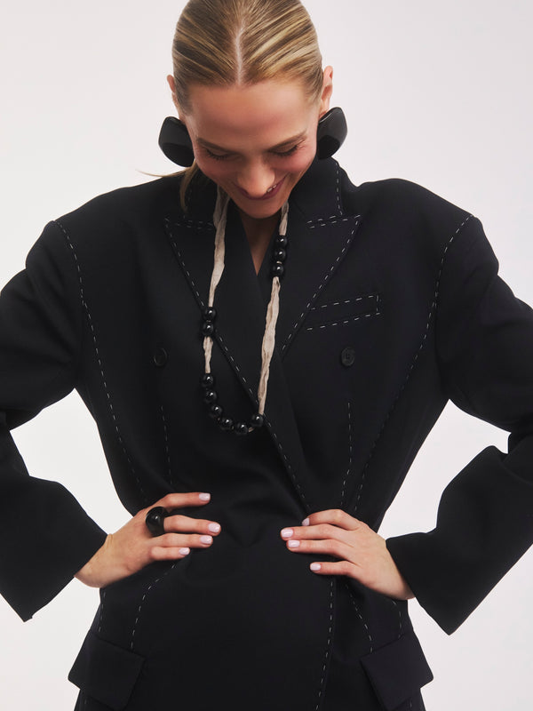 Czarne korale z żywicy na bezowej wstążce w kolekcji Splash - set z pierścionkiem z kamienia i kolczykami z żywicy w dużym rozmiarze