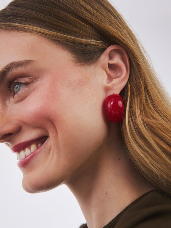 Duże czerwone kolczyki zapinane na sztyft