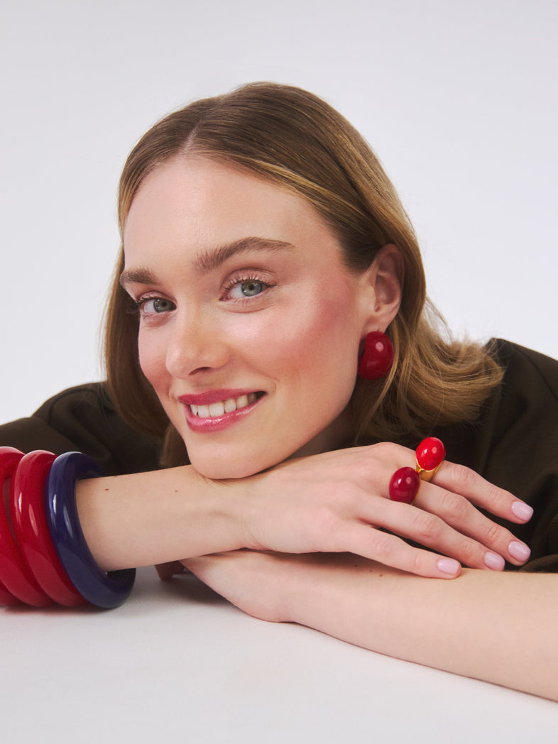  Modelka w masywnej biżuterii Berries w intensywnych kolorach 