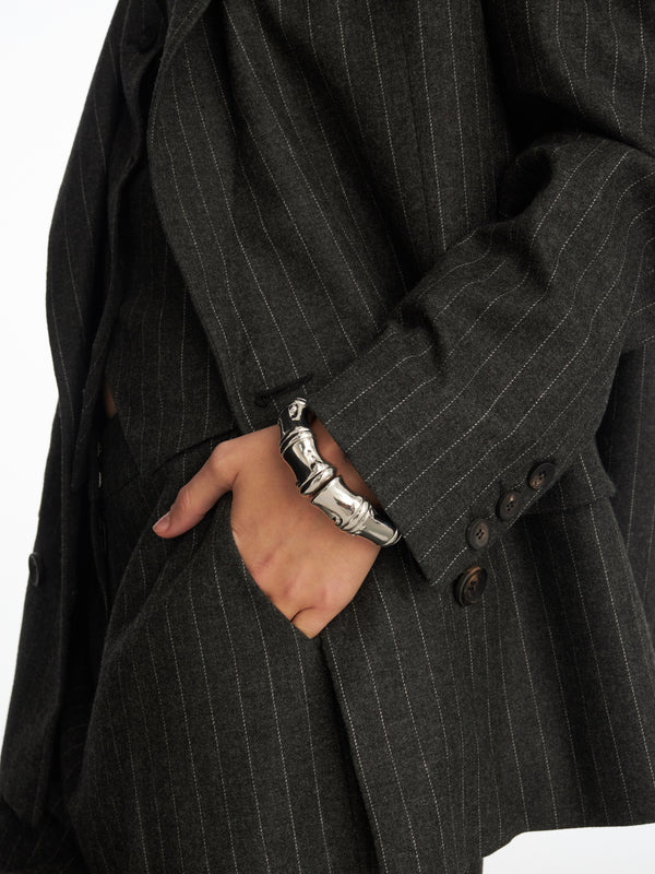 Duża dmuchana srebrna bransoletka w kształcie bambusa z kolekcji Blow - połączenie z elegancką stylizacją