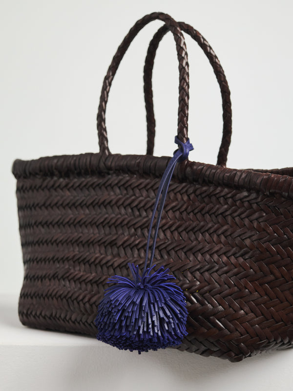 Granatowy brelok pompon do torebki - zestaw z ratanową torbą