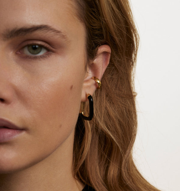 Stylizacja z kolczykami z czarną emalią w kształcie zaokrąglonego prostokąta 