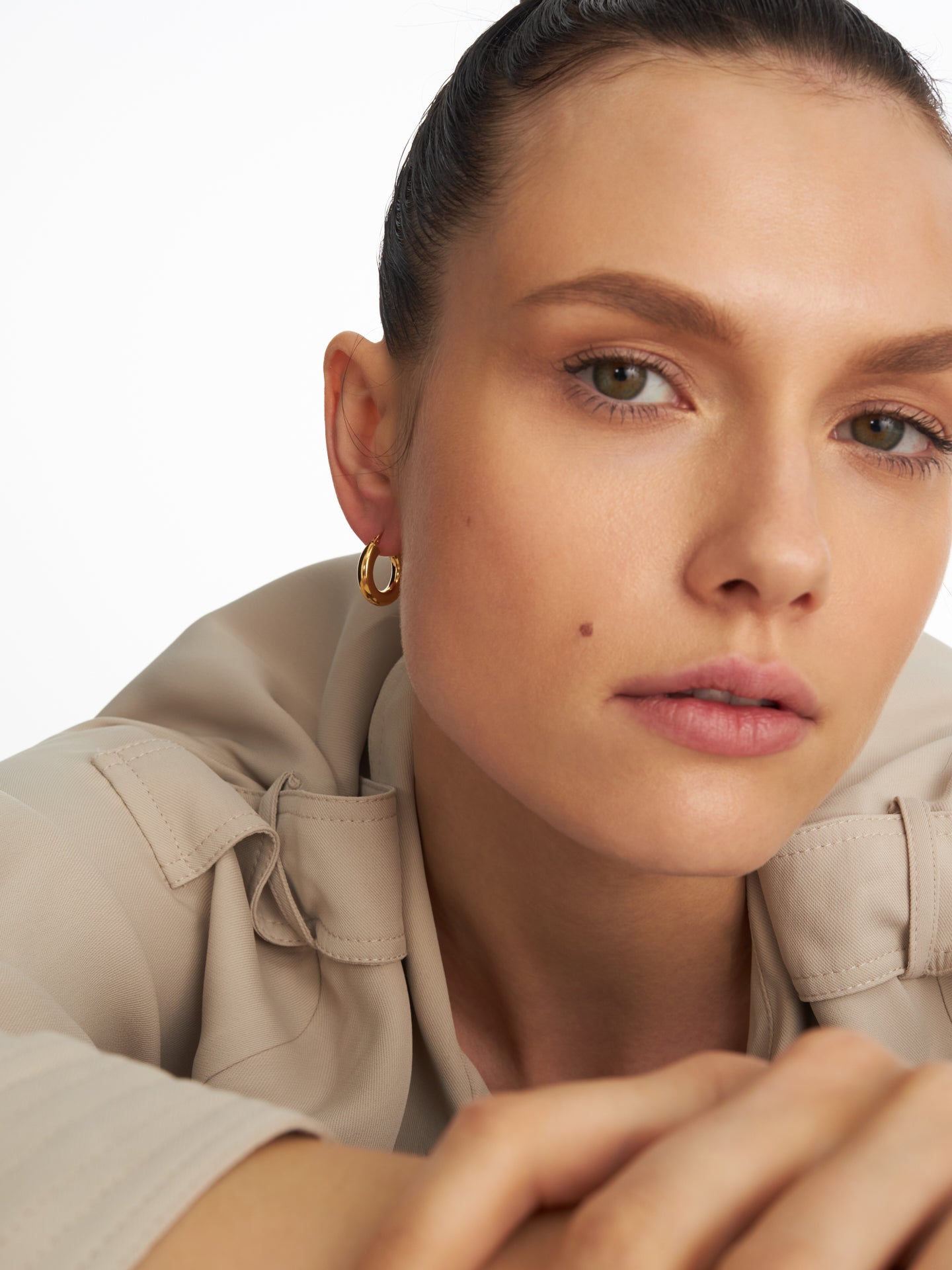 Małe pozłacane kolczyki kółka Eternal no. 10 - delikatny dodatek biżuterii do stylizacji