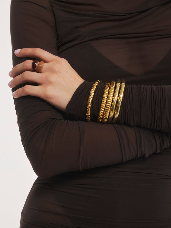 Mały pozłacany pierścionek z brązową emalią w zestawie z ryflowanymi pozłacanymi bransoletkami bangle