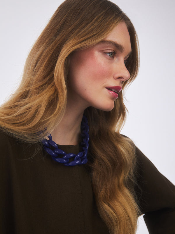 Modelka w dużym, masywnym fioletowym łańcuchu