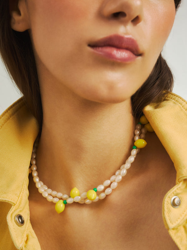 Kompozycja z dwóch koralikowych naszyjników z cytrynkami