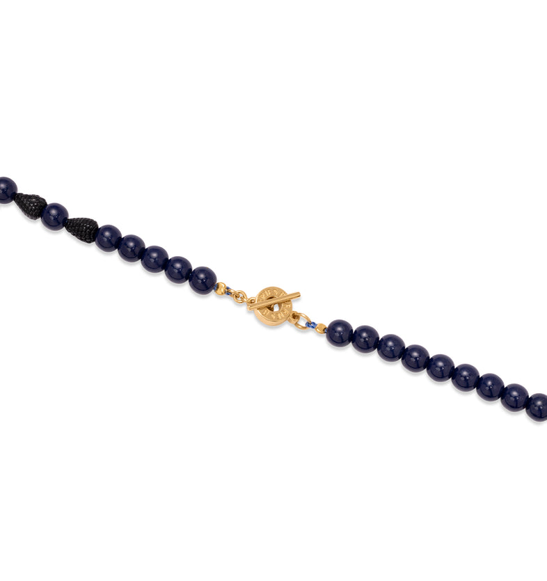  Zbliżenie na pozłacane wykończenie 18 k naszyjnika z logo Berries 