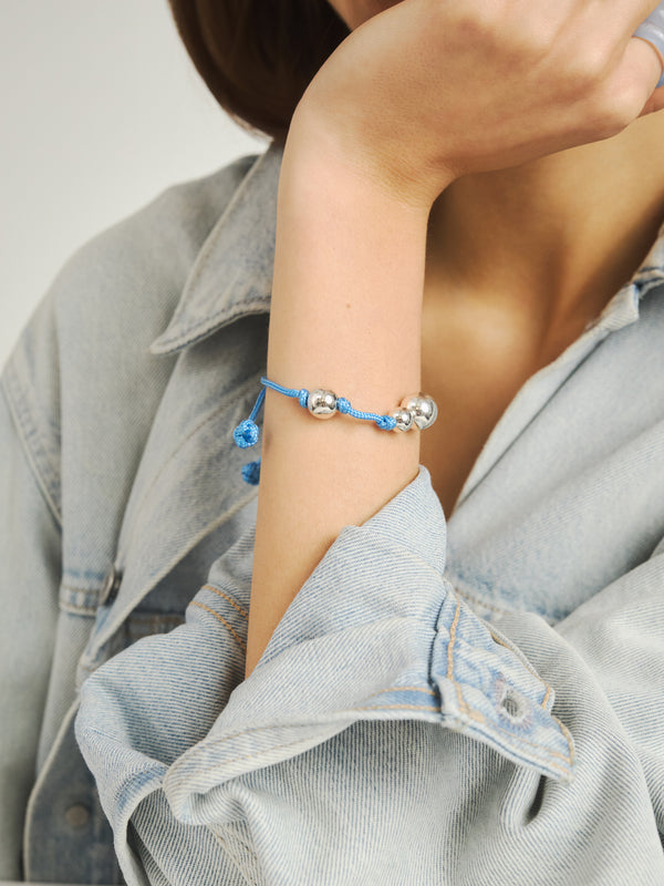 Sznurkowana bransoletka ozdobiona koralikami ze srebra próby 925