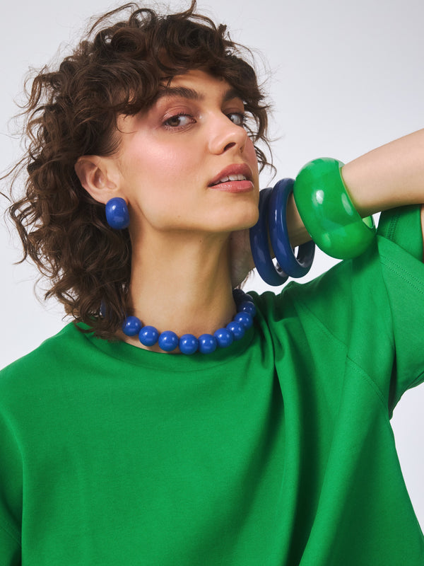 Modelka w niebieskiej biżuterii z żywicy marki Berries