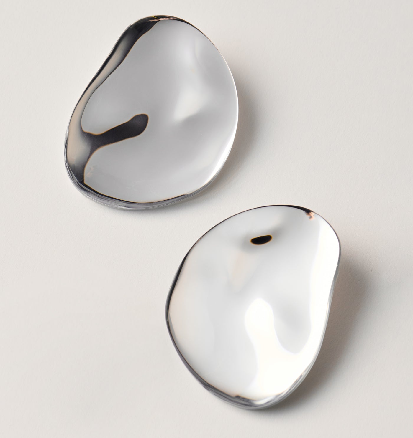Oval brooch made of mirror-polished resin 3