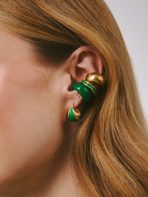 Stylizacja z kilkoma kolczykami nausznicami w kolorze zielonym i złotym 