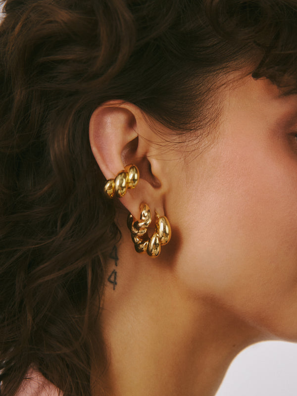 Stylizacja z pozłacanej nausznicy i kolczyków