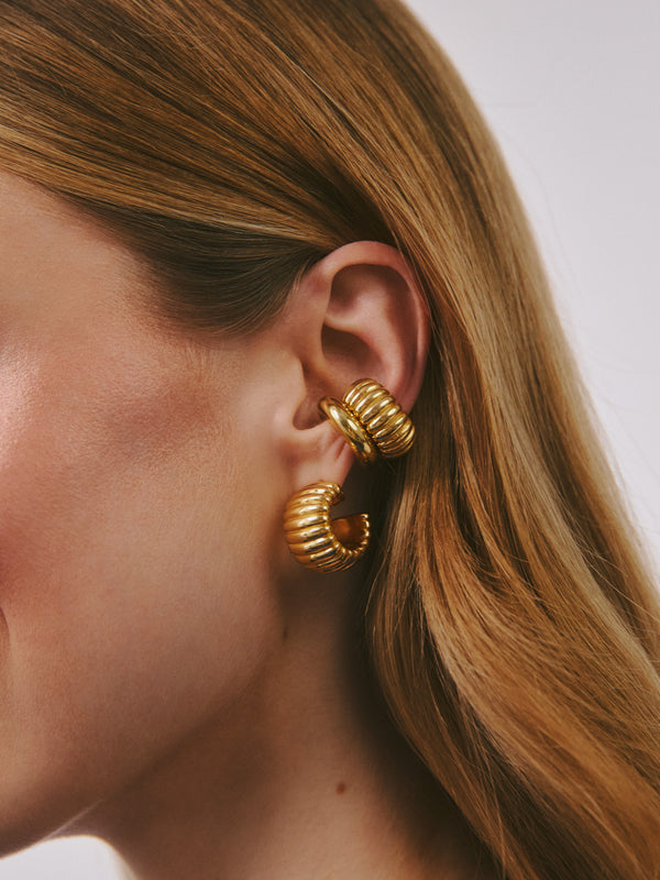 Stylizacja z dwóch ryflowanych nausznic