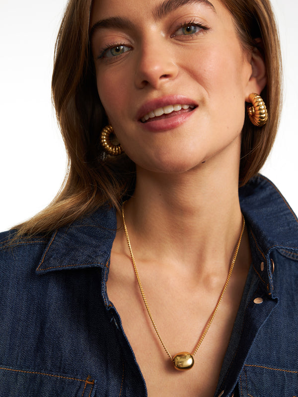 Pozłacane damskie kolczyki ryflowane Riffle - para kolczyków i naszyjnik z pozłacanym, okrągłym elementem