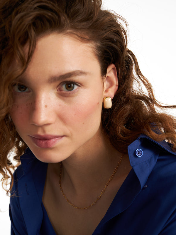 Pozłacane kolczyki krople z waniliową emalią Alexis - stylizacja z łańcuszkiem ankier