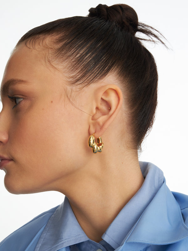 Pozłacane kolczyki plecione koła Row - widok na uchu