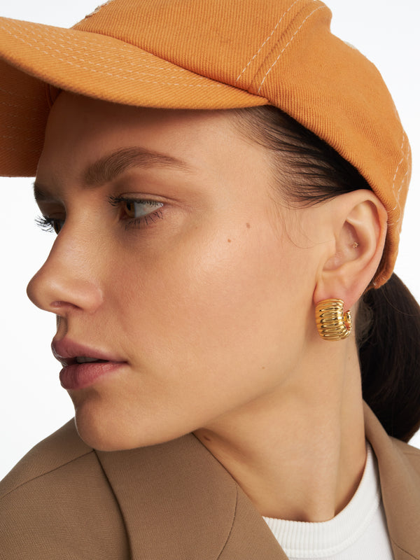 Lekkie złocone kolczyki z dmuchanego srebra z poprzecznym ryflowaniem