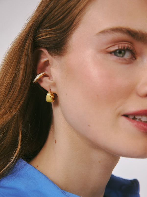 Pozłacany kolczyk z emalią w połączeniu z emaliowaną nausznicą