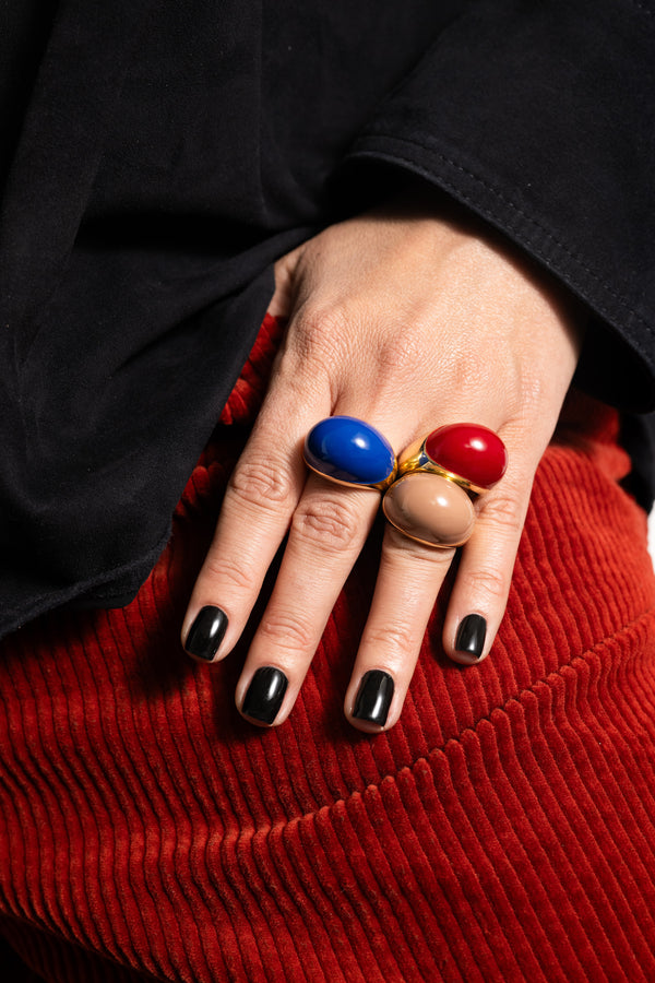 Stylizacja ukazująca kolorowe pierścionki Viva w kontrastowych odcieniach