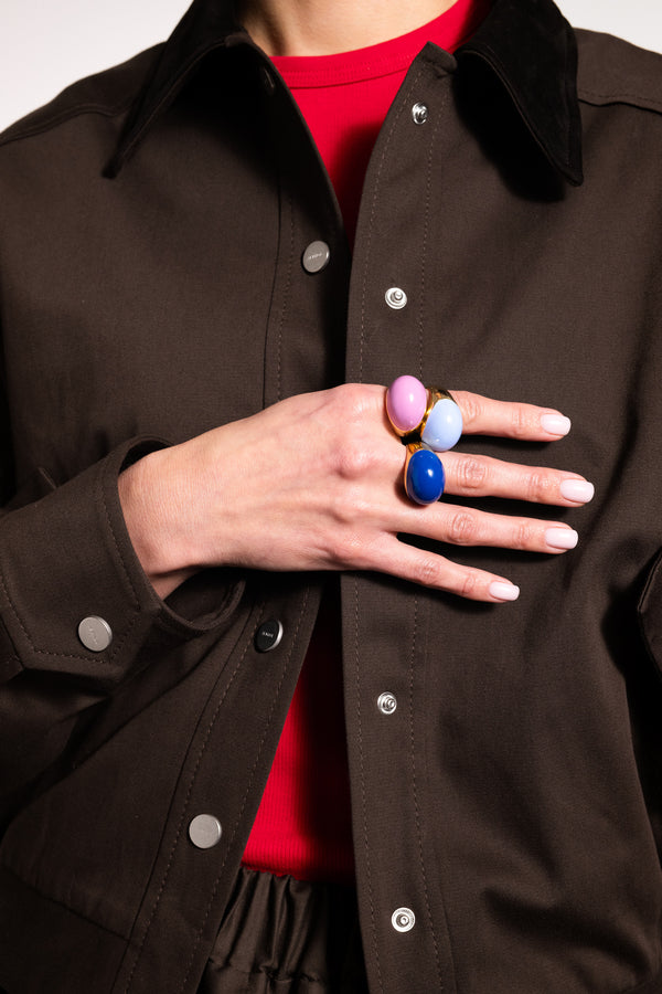 Stylizacja złożona z trzech dużych pierścionków z emalią