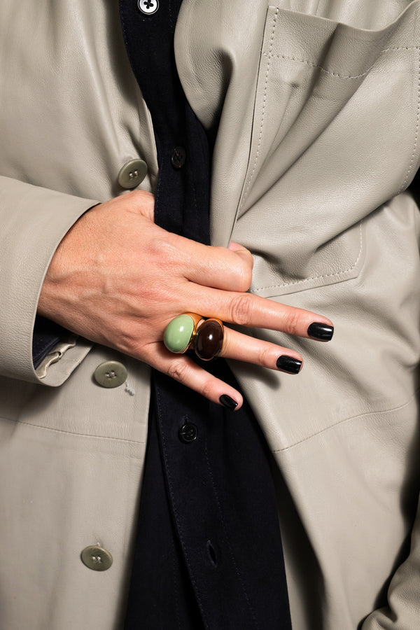 Stylizacja z dwoma wielkimi pierścionkami z emalią