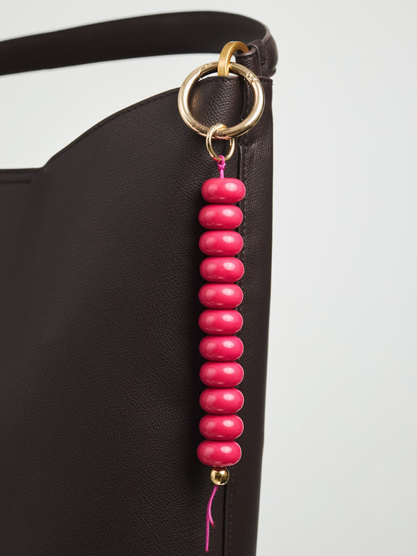 Brelok z żywicy epoksydowej marki Berries w zestawieniu z torebką