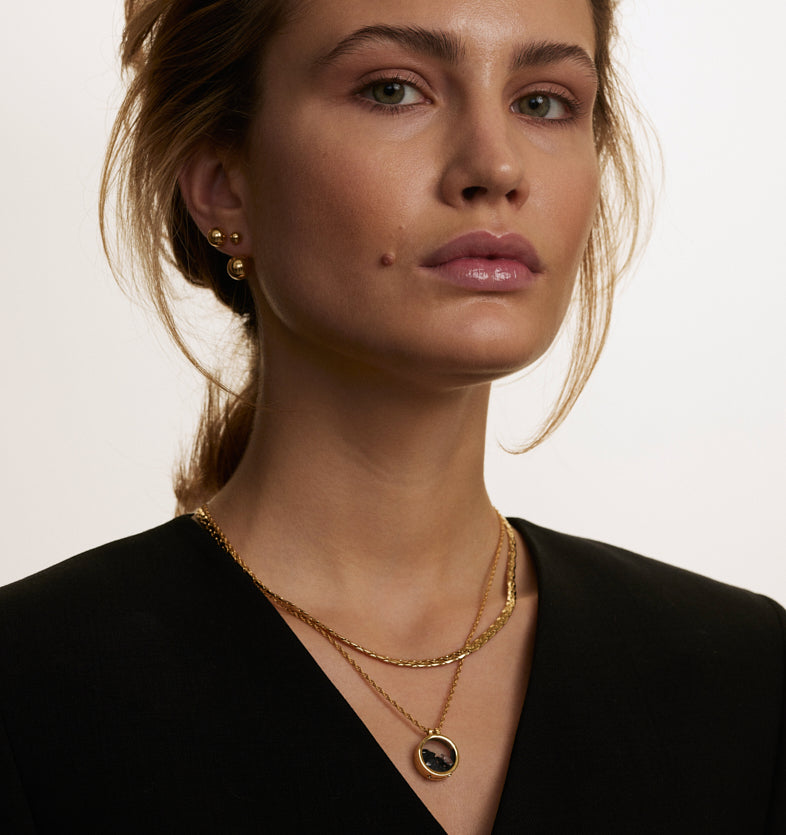  Gold-plated necklace with black onyx on a thicker chain 3 