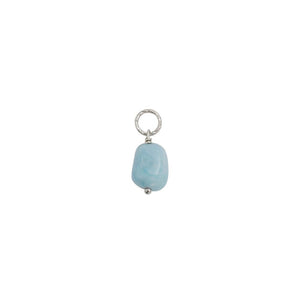 Srebrna zawieszka z błękitną żywicą.
